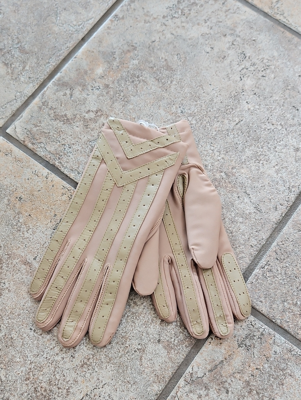 Totes isotoner Two-Tone Blush and Cream Driving Gloves